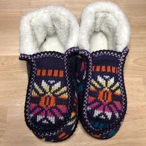 Warm and cozy Sherpa print slippers